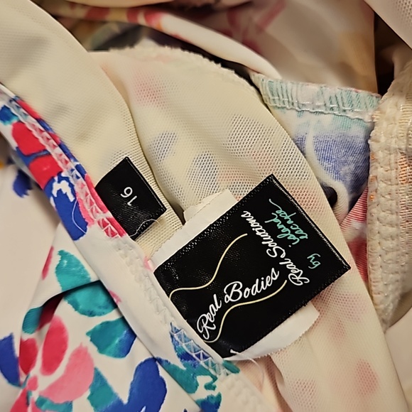 Real Bodies Real solutions by Island Escape swim top Sz16 floral adj. straps EUC - Picture 5 of 9